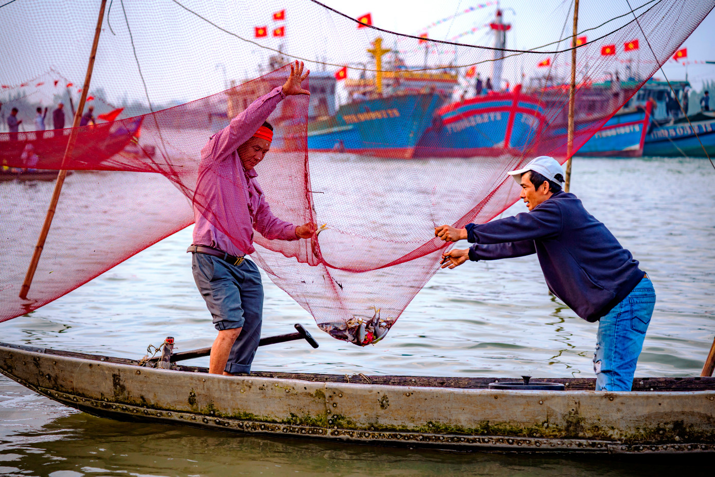 Quăng lưới bắt cá dưới nước. Ảnh: Đình Hoàng