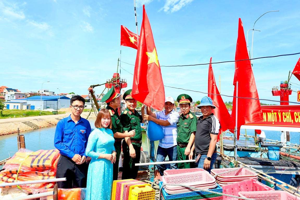 Tặng 500 lá cờ Tổ quốc và 100 chiếc áo phao cứu sinh cho ngư dân TP Huế.