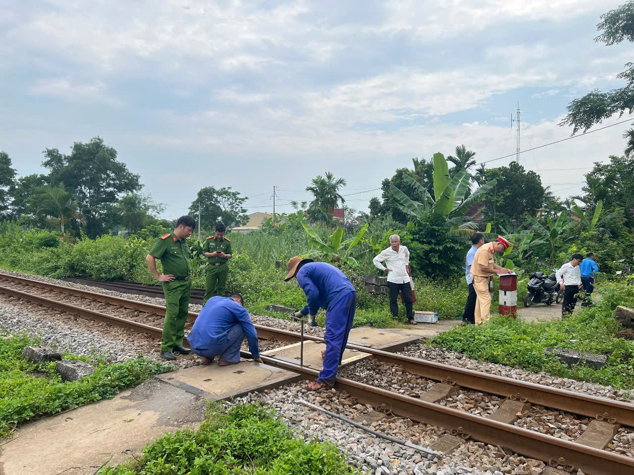Ngày 3/7, Công ty CP Đường sắt Bình Trị Thiên cho biết vừa phối hợp với lực lượng cảnh sát giao thông, các cơ quan chức năng địa phương tổ chức rào đóng, xóa bỏ 5 lối đi tự mở băng qua đường sắt Bắc - Nam đoạn qua địa bàn TP Huế.