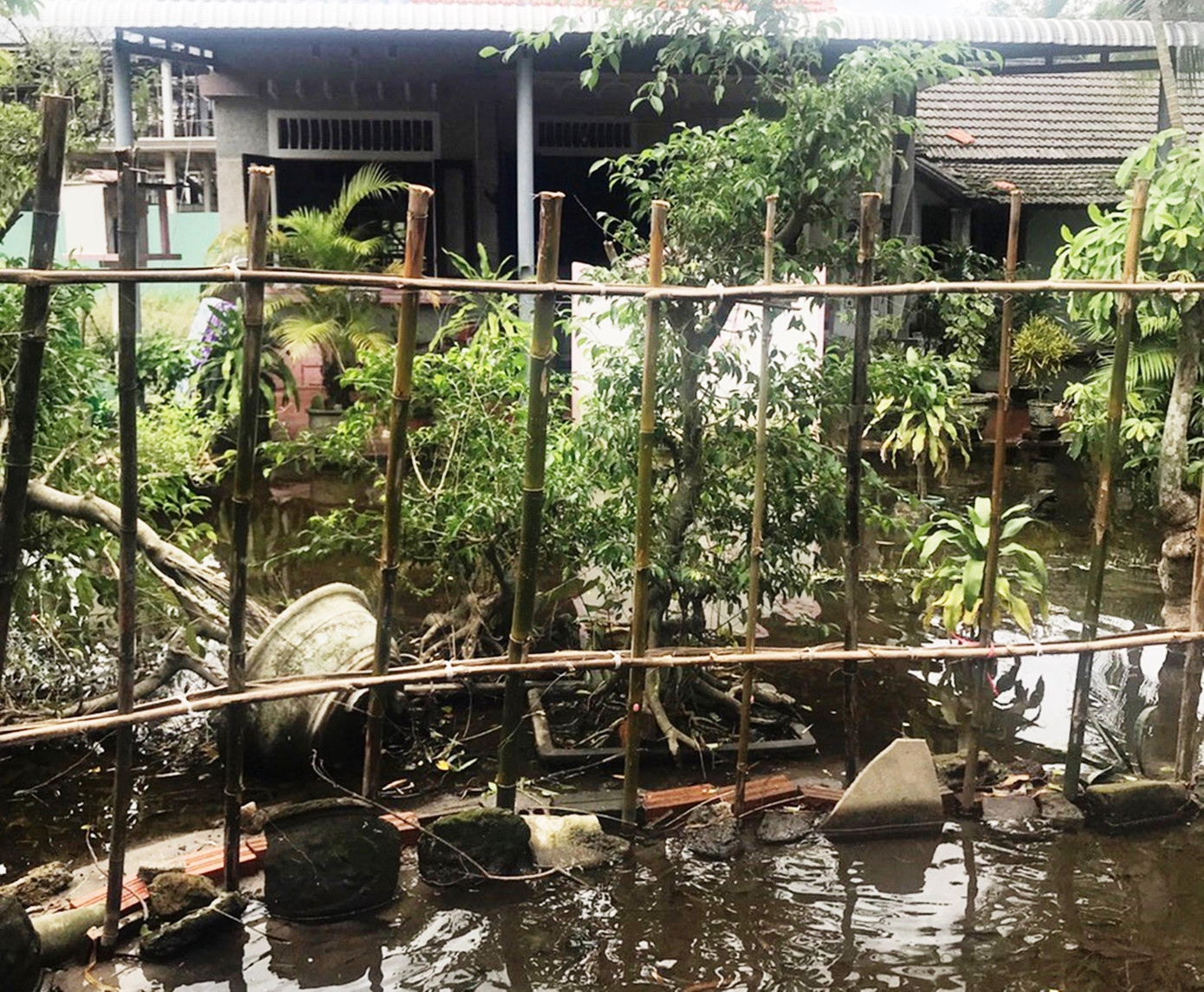 Trong khi đó, hệ thống thu gom và thoát nước mưa của dự án chưa được đầu tư hoàn chỉnh và chủ đầu tư đã đào hệ thống mương hở để thoát nước cho dự án và các hộ dân lân cận. Tuy nhiên, hệ thống mương hở này đã bị lấp bởi đất, cát và các vật liệu xây dựng phế thải của dự án. Bên cạnh đó, các hố ga, đặc biệt là đặc biệt là các hố ga, tuyến ống cống thu gom đấu nối ra đầm Lập An cũng bị lấp nên đã gây ra tình trạng ngập úng như đã nêu.