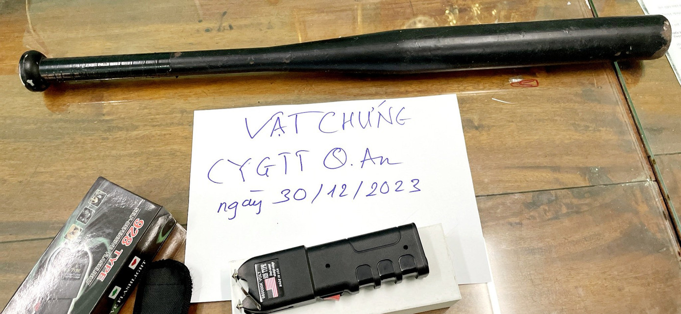 Công an thu giữ các hung khí do nhóm đối tượng sử dụng để giải quyết mâu thuẫn trước cổng Trường THPT Hóa Châu, TT-Huế. Ảnh: CACC