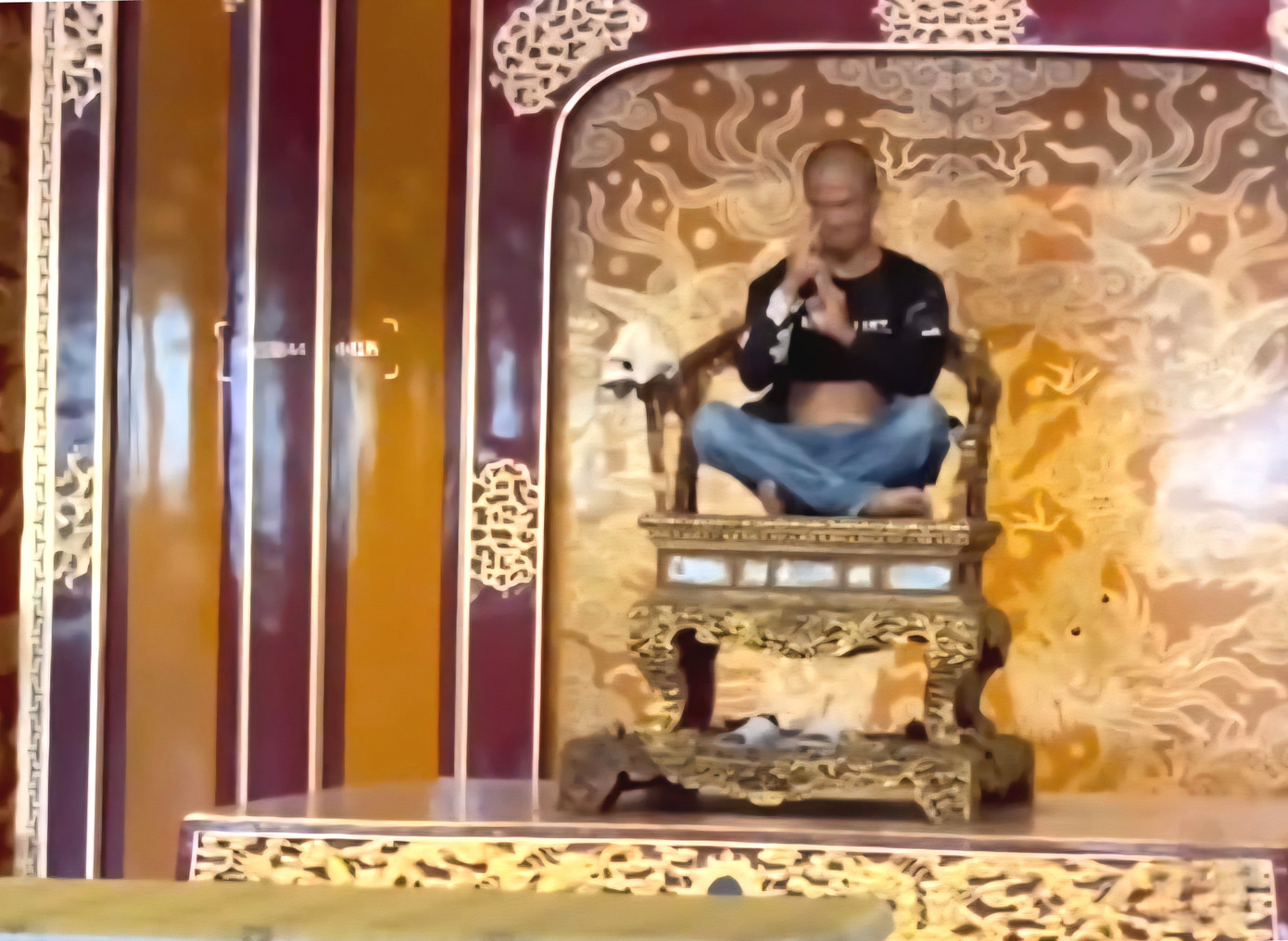 Hình ảnh du khách xâm nhập vào khu vực cấm, ngồi lên ngai vàng và có những hành vi xâm hại gây phẫn nộ. Ảnh chụp màn hình Hình ảnh du khách xâm nhập vào khu vực cấm, ngồi lên ngai vàng và có những hành vi xâm hại gây phẫn nộ. Ảnh chụp màn hình