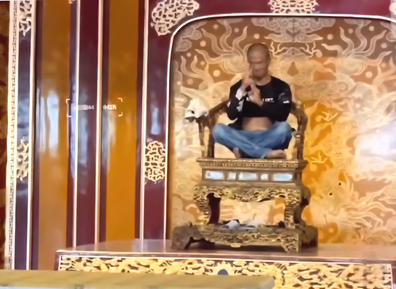 Hình ảnh du khách xâm nhập vào khu vực cấm, ngồi lên ngai vàng và có những hành vi xâm hại gây phẫn nộ. Ảnh chụp màn hình
