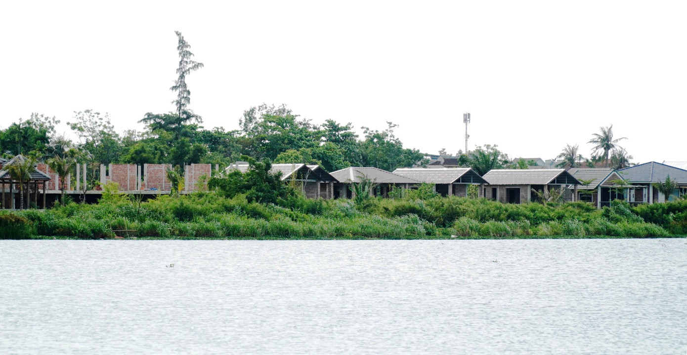 Cảnh quan xanh ven bờ sông Hương có dấu hiệu bị "băm nát" bởi dự án gắn mác "nông nghiệp, sinh thái" này