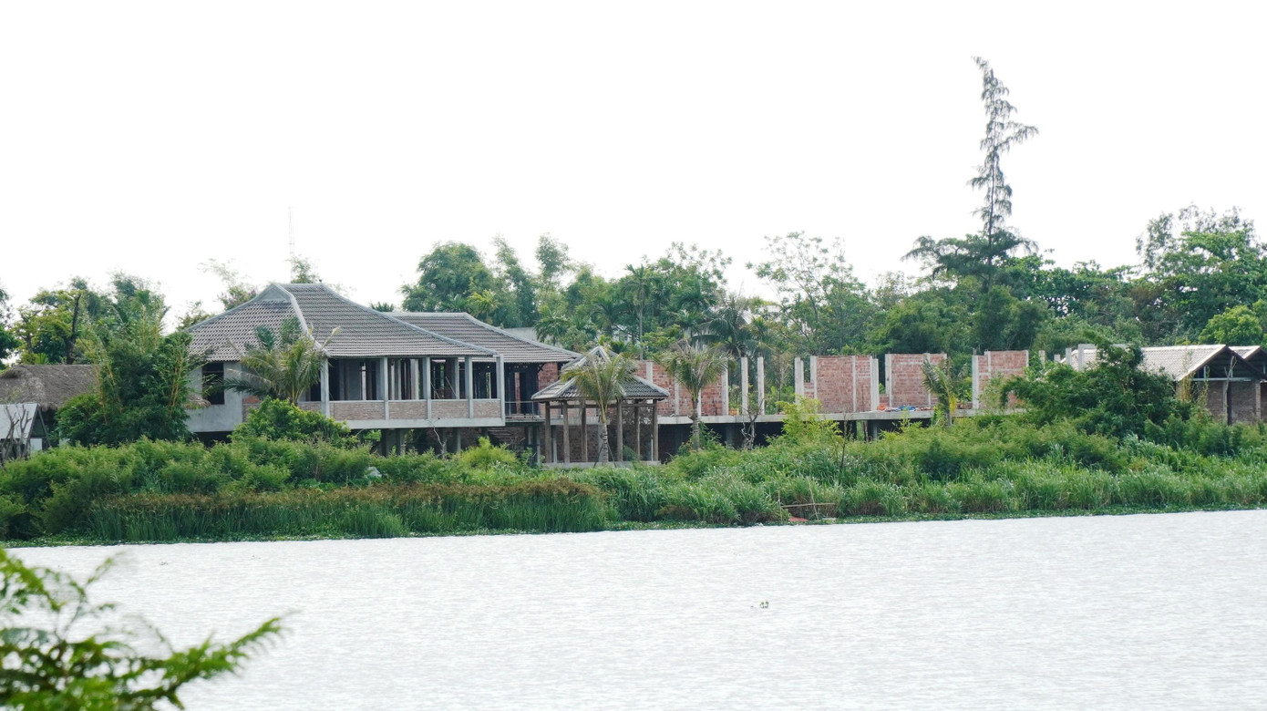 Việc nhà cửa không phép xây ồ ạt, ngang nhiên ven sông Hương tại dự án "gắn mác" nông nghiệp này khiến người dân địa phương bức xúc, đặt nghi vấn đây là công trình được "chống lưng" bởi ai hay của nhân vật bí ẩn nào?