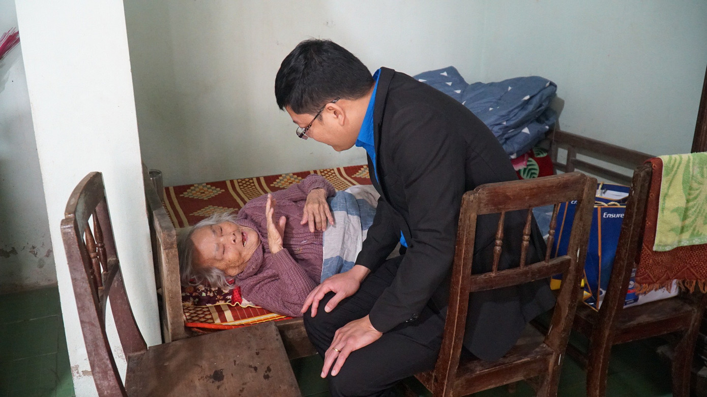 Thăm hỏi, tặng quà Tết cho các Mẹ Việt Nam anh hùng.