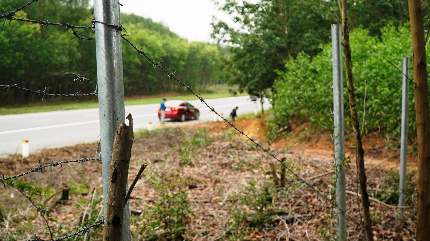 Rất nhiều nơi trên tuyến, hệ thống hàng rào đã bị người dân tự ý phá dỡ, đặc biệt là đoạn cao tốc đi qua địa bàn hai huyện Phú Lộc và Nam Đông (tỉnh TT-Huế); nhiều nhất là ở đoạn giao nhau giữa xã Xuân Lộc (huyện Phú Lộc) và Hương Phú (huyện Nam Đông).