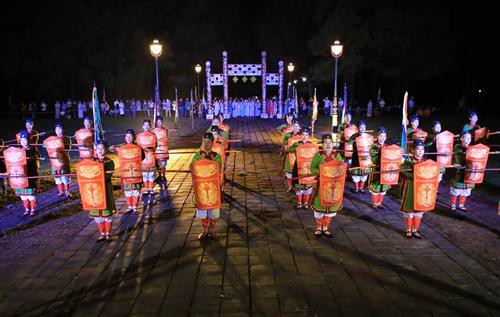 Thời điểm tế lễ, dọc đường từ Đại Nội đến Giao Đàn, đoàn Ngự đạo của nhà vua đi ra từ Ngọ môn, vượt sông Hương qua cầu phao bằng thuyền (khi chưa có cầu Trường Tiền), đến Nam Giao bằng con đường mà trước đây gọi là “Nam Giao cựu lộ” tức là đường Phan Bội Châu và “Nam Giao tân lộ” tức là đường Điện Biên Phủ ngày nay. Trong ảnh: Tái hiện lễ tế Giao tại lễ hội Festival Huế. Ảnh tư liệu