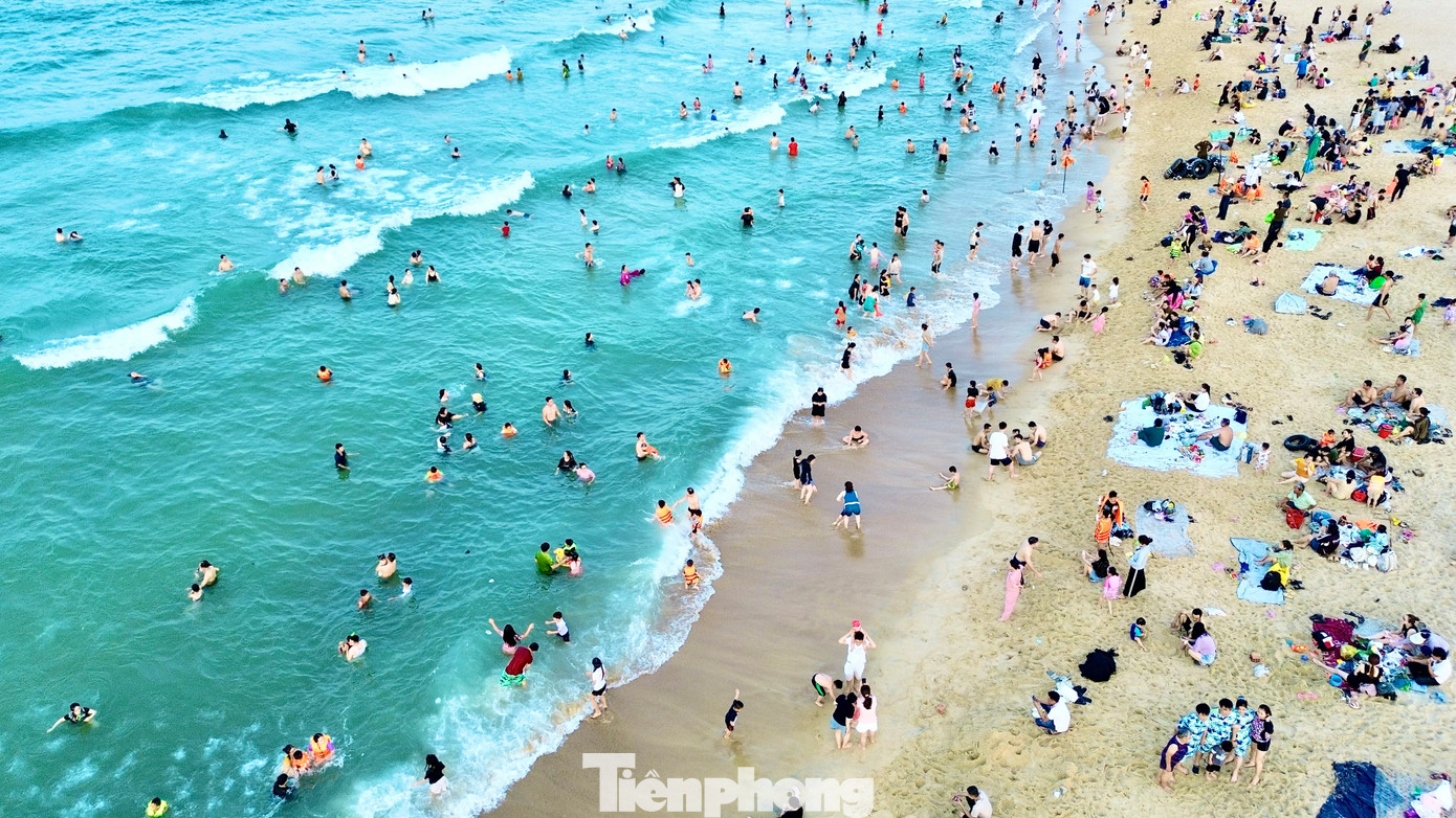 Nắng đầu hè nhuộm vàng bãi cát. Làn nước biển trong xanh vỗ về theo từng con sóng. Sự đông đúc, tiếng cười nói rộn ràng của du khách nơi hàng quán ven bờ biển Thuận An - Phú Thuận dường như đã xóa nhòa ký ức về một mùa mưa bão khốc liệt từng gây thiệt hại nặng nề cho hạ tầng, cơ sở kinh doanh du lịch và dịch vụ ẩm thực tại đây. Nắng đầu hè nhuộm vàng bãi cát. Làn nước biển trong xanh vỗ về theo từng con sóng. Sự đông đúc, tiếng cười nói rộn ràng của du khách nơi hàng quán ven bờ biển Thuận An - Phú Thuận dường như đã xóa nhòa ký ức về một mùa mưa bão khốc liệt từng gây thiệt hại nặng nề cho hạ tầng, cơ sở kinh doanh du lịch và dịch vụ ẩm thực tại đây.