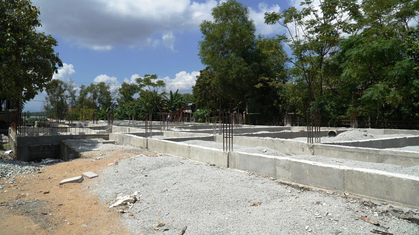 Nhiều phòng học cũ bị phá bỏ để giải phóng mặt bằng xây dựng công trình dang dở này