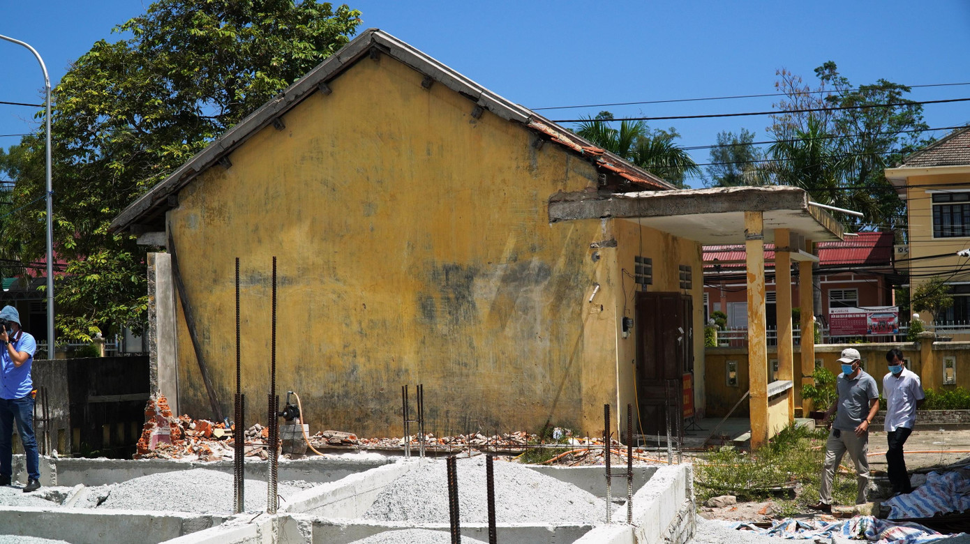 Nhân viên, giáo viên Trường THCS Vinh Thanh phải làm việc tại nơi tạm bợ do trường mới chưa xây xong