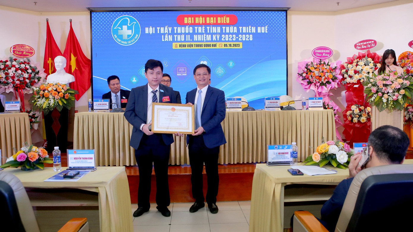 Tân Chủ tịch Hội Thầy thuốc trẻ tỉnh TT-Huế Phạm Như Hiển (trái).