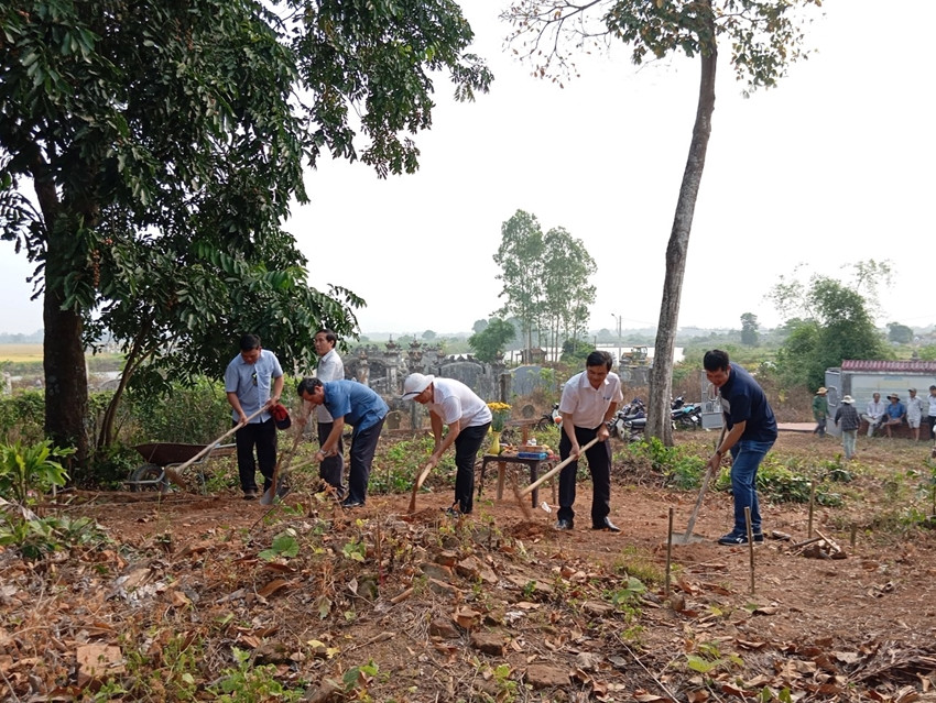Thực hiện nghi thức động thổ thăm dò, khảo cổ học di tích tháp đôi Liễu Cốc. Ảnh: N.Minh.