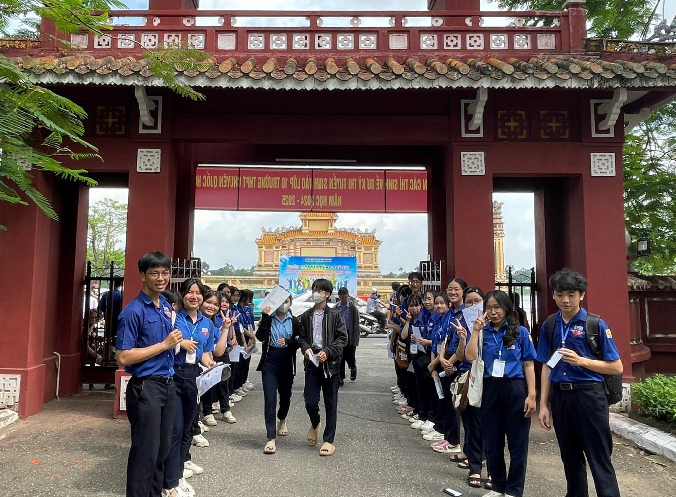 Đội hình tình nguyện viên Hoa phượng đỏ Đoàn Trường THPT Chuyên Quốc học Huế tham gia tiếp sức mùa thi năm 2024.