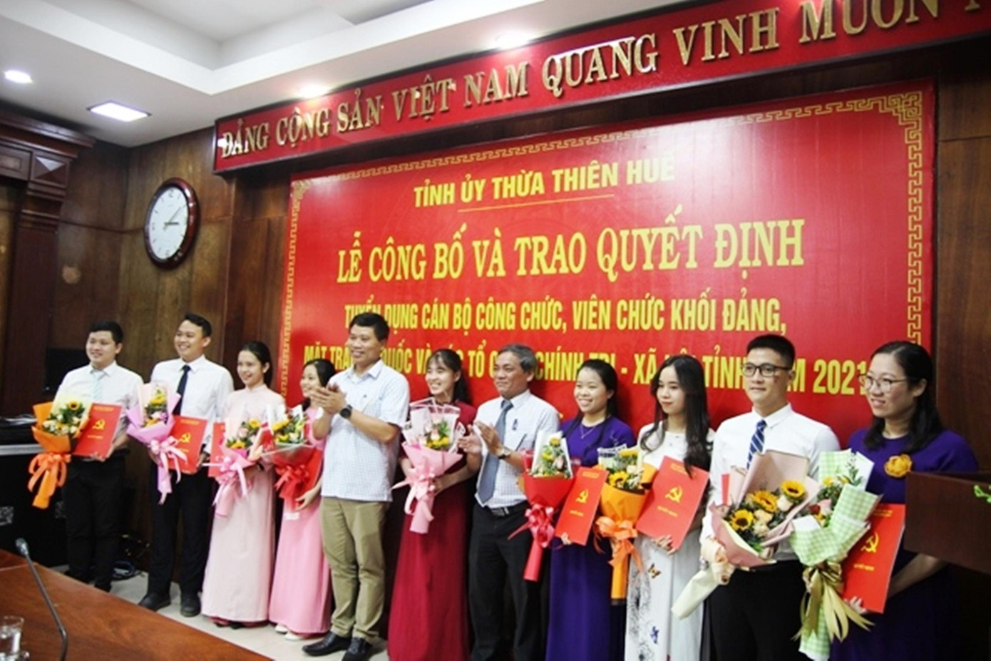 Trao quyết định tuyển dụng 17 công chức, viên chức Trao quyết định tuyển dụng 17 công chức, viên chức