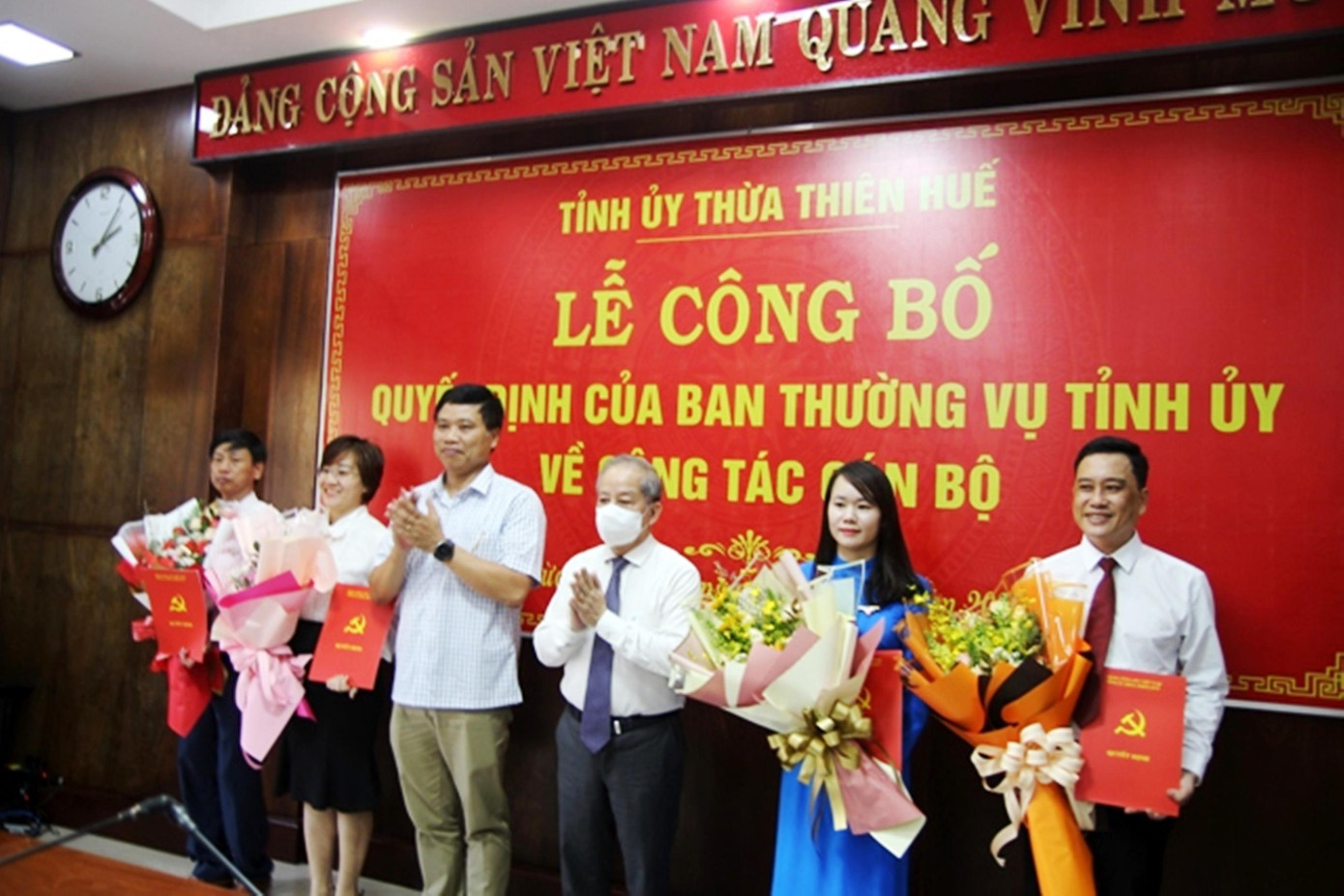 Phó Bí thư Thường trực Tỉnh ủy TT-Huế Phan Ngọc Thọ và Trưởng ban Tổ chức Tỉnh ủy TT-Huế Phan Xuân Toàn trao quyết định bổ nhiệm, điều động, chuẩn y cho các cá nhân Phó Bí thư Thường trực Tỉnh ủy TT-Huế Phan Ngọc Thọ và Trưởng ban Tổ chức Tỉnh ủy TT-Huế Phan Xuân Toàn trao quyết định bổ nhiệm, điều động, chuẩn y cho các cá nhân