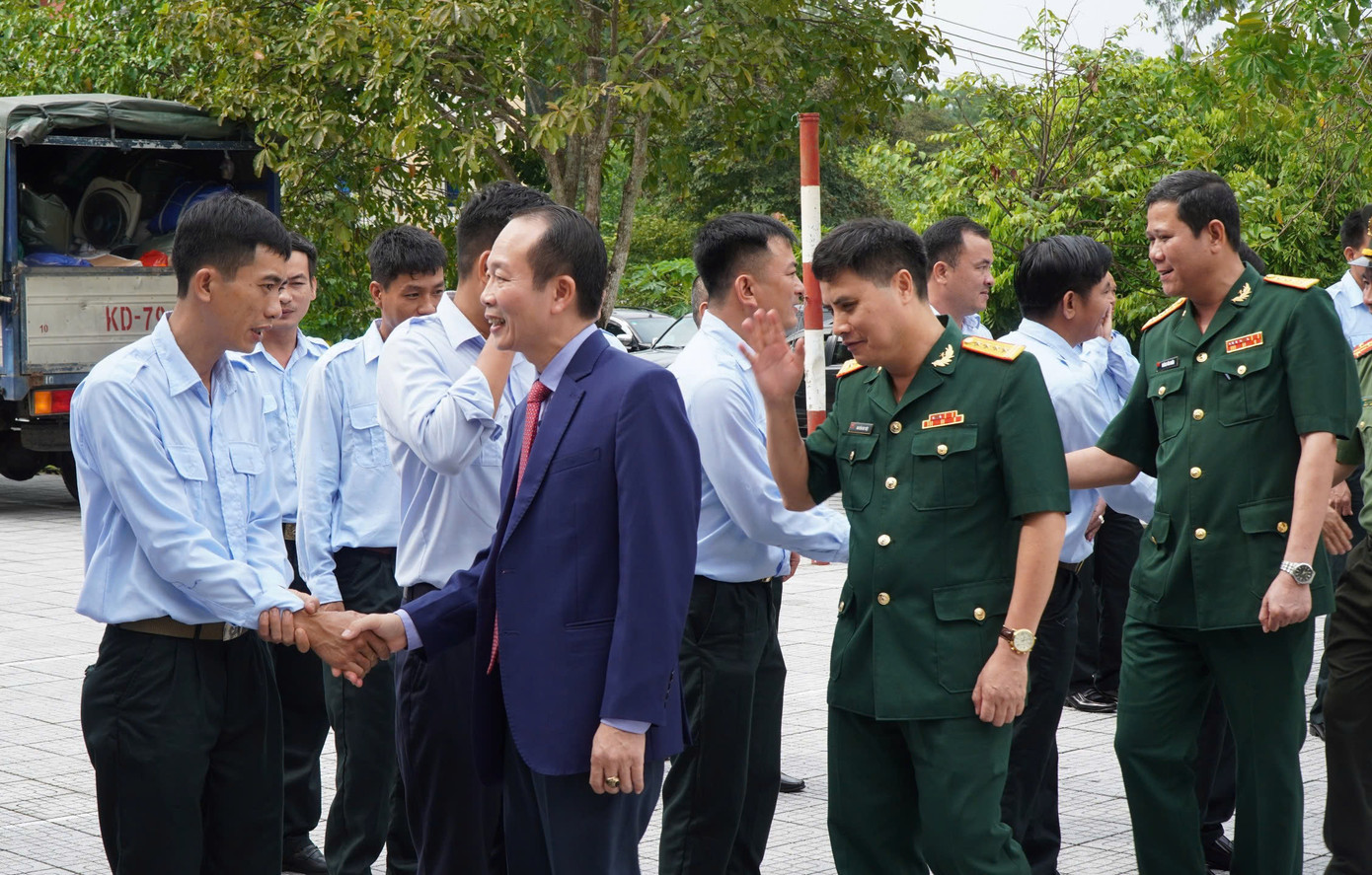 Ông Phan Quý Phương - Phó Chủ tịch UBND tỉnh TT-Huế, cùng lãnh đạo Bộ Chỉ huy Quân sự tỉnh động viên lực lượng Đội quy tập 192 trước lúc lên đường làm nhiệm vụ.