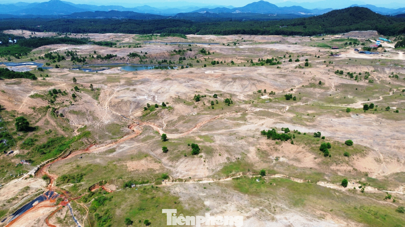 Phần diện tích còn lại hơn 19ha cũng đã giải phóng mặt bằng, nhưng chủ đầu tư chỉ trong quá trình hoàn tất thủ tục thuê đất. Gần hai thập niên trôi qua, dự án đã 3 lần điều chỉnh tiến độ, nhưng vẫn không đạt được mốc hoàn thành nào theo như cam kết. Phần lớn diện tích khu dự án hiện là đất để trống, loang lổ cỏ hoang, cây dại.