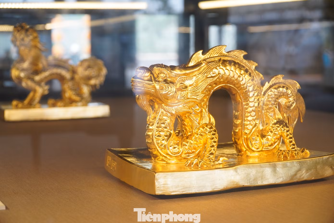 Tạo hình rồng còn được tìm thấy ở nhiều nơi thuộc các công trình kiến trúc Cung đình Huế, vật dụng hoàng gia như cửa vào Hoàng thành, di tích kiến trúc Quốc Tử giám, Phu Văn lâu, lăng vua, ấn kiếm, trang phục mũ mão… (trong ảnh là hình rồng trên các chiếc kim ấn, ngọc ấn mô phỏng ấn triều Nguyễn hiện được trưng bày bên trong điện Thái Hòa - Đại nội Huế).