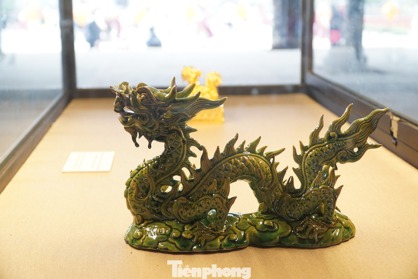 Tạo hình rồng còn được tìm thấy ở nhiều nơi thuộc các công trình kiến trúc Cung đình Huế, vật dụng hoàng gia như cửa vào Hoàng thành, di tích kiến trúc Quốc Tử giám, Phu Văn lâu, lăng vua, ấn kiếm, trang phục mũ mão… (trong ảnh là hình rồng trên các chiếc kim ấn, ngọc ấn mô phỏng ấn triều Nguyễn hiện được trưng bày bên trong điện Thái Hòa - Đại nội Huế).