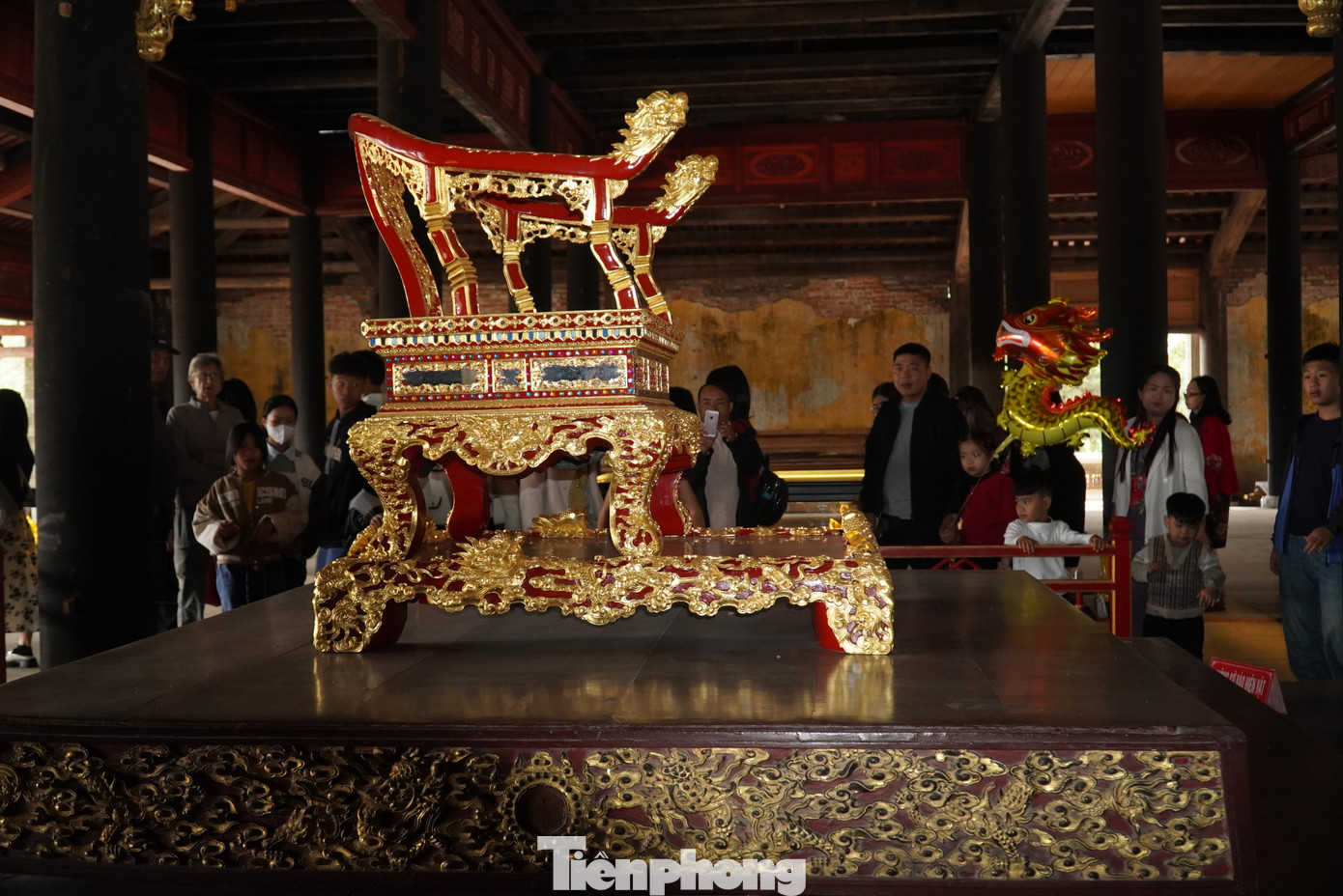 Ngai vàng triều Nguyễn được trưng bày tại điện Thái Hòa phục vụ du khách, dù ngôi điện đang trùng tu.