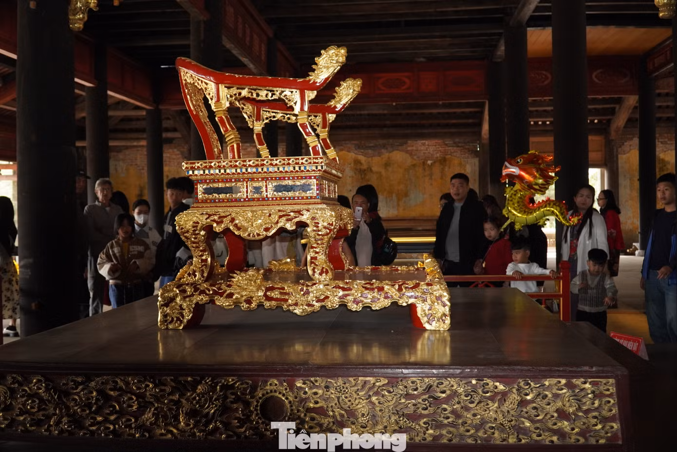 Ngai vàng triều Nguyễn được trưng bày tại điện Thái Hòa phục vụ du khách, dù ngôi điện đang trùng tu.