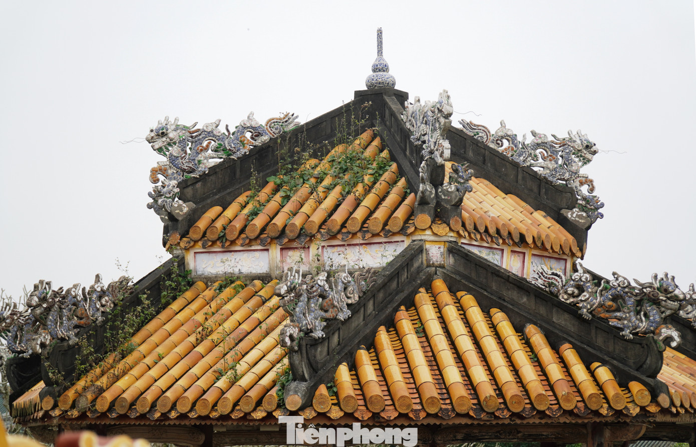 Hình tượng rồng còn xuất hiện ở mái nhà bát giác phía trước điện Kiến Trung.