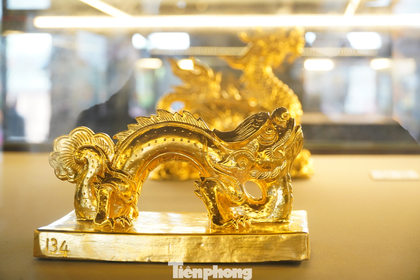 Tạo hình rồng còn được tìm thấy ở nhiều nơi thuộc các công trình kiến trúc Cung đình Huế, vật dụng hoàng gia như cửa vào Hoàng thành, di tích kiến trúc Quốc Tử giám, Phu Văn lâu, lăng vua, ấn kiếm, trang phục mũ mão… (trong ảnh là hình rồng trên các chiếc kim ấn, ngọc ấn mô phỏng ấn triều Nguyễn hiện được trưng bày bên trong điện Thái Hòa - Đại nội Huế).