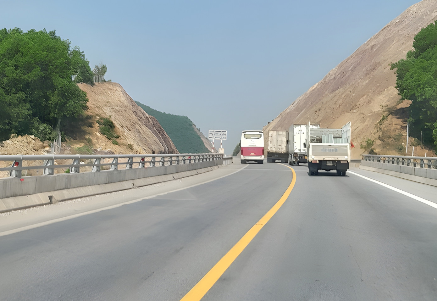 Thậm chí, có những đoạn, 3 phương tiện dàn hàng ngang cùng lúc để di chuyển về phía trước. Chiếc xe vượt ẩu phía ngoài cùng đã lấn sang hết giới hạn làn đường ngược lại, bất chấp nguy hiểm nếu gặp phương tiện di chuyển ngược chiều với tốc độ cao.