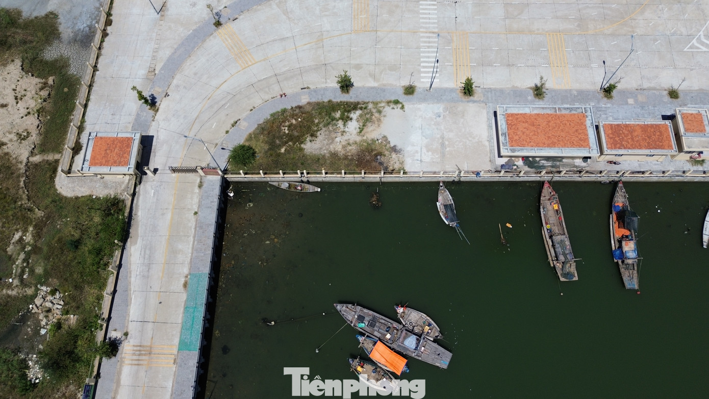 Theo ông Thái Văn Phúc, toàn bộ khu vực cảng mới và 740 mét luồng lạch đã được nạo vét từ năm 2021 theo hạng mục của dự án cảng cá Thuận An. Sau 3 năm, luồng lạch cảng bị bồi lắng trở lại, hạng mục này hiện còn trong thời gian bảo hành, nên đơn vị thi công sẽ tổ chức nạo vét trong thời gian tới.