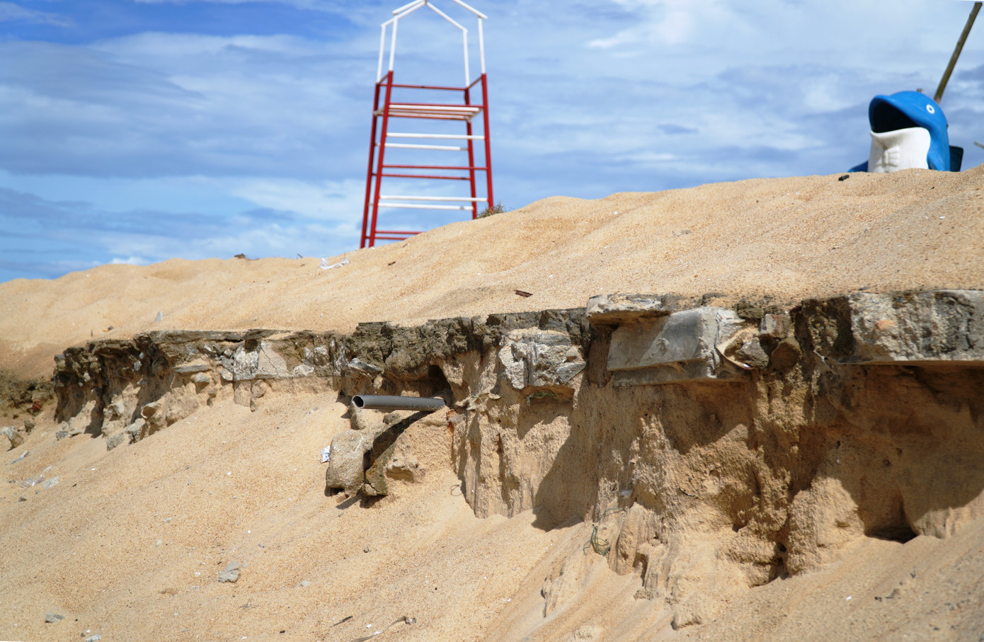 Điều đáng lo ngại hơn, thời gian gần đây, tình trạng sạt lở bờ biển lại xảy ra bất thường vào mùa hè, tập trung tại khu vực xã Phú Thuận (huyện Phú Vang).