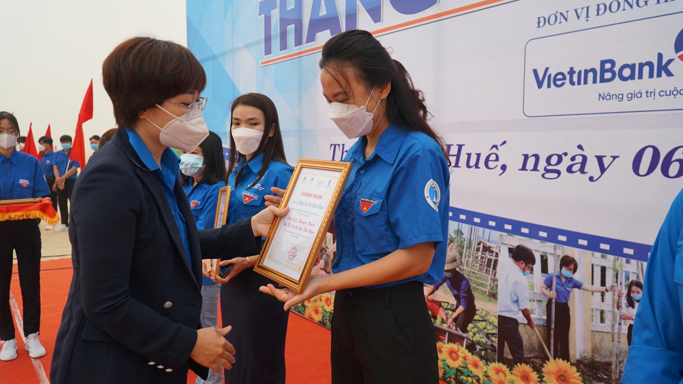 Trao giải cuộc thi tái chế rác thải do Tỉnh Đoàn TT-Huế phát động Trao giải cuộc thi tái chế rác thải do Tỉnh Đoàn TT-Huế phát động