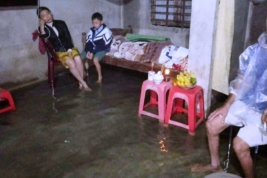 Cảnh tang thương trong ngôi nhà ngập lũ của người đàn ông vừa gặp nạn tử vong. Ảnh: CTV Cảnh tang thương trong ngôi nhà ngập lũ của người đàn ông vừa gặp nạn tử vong. Ảnh: CTV