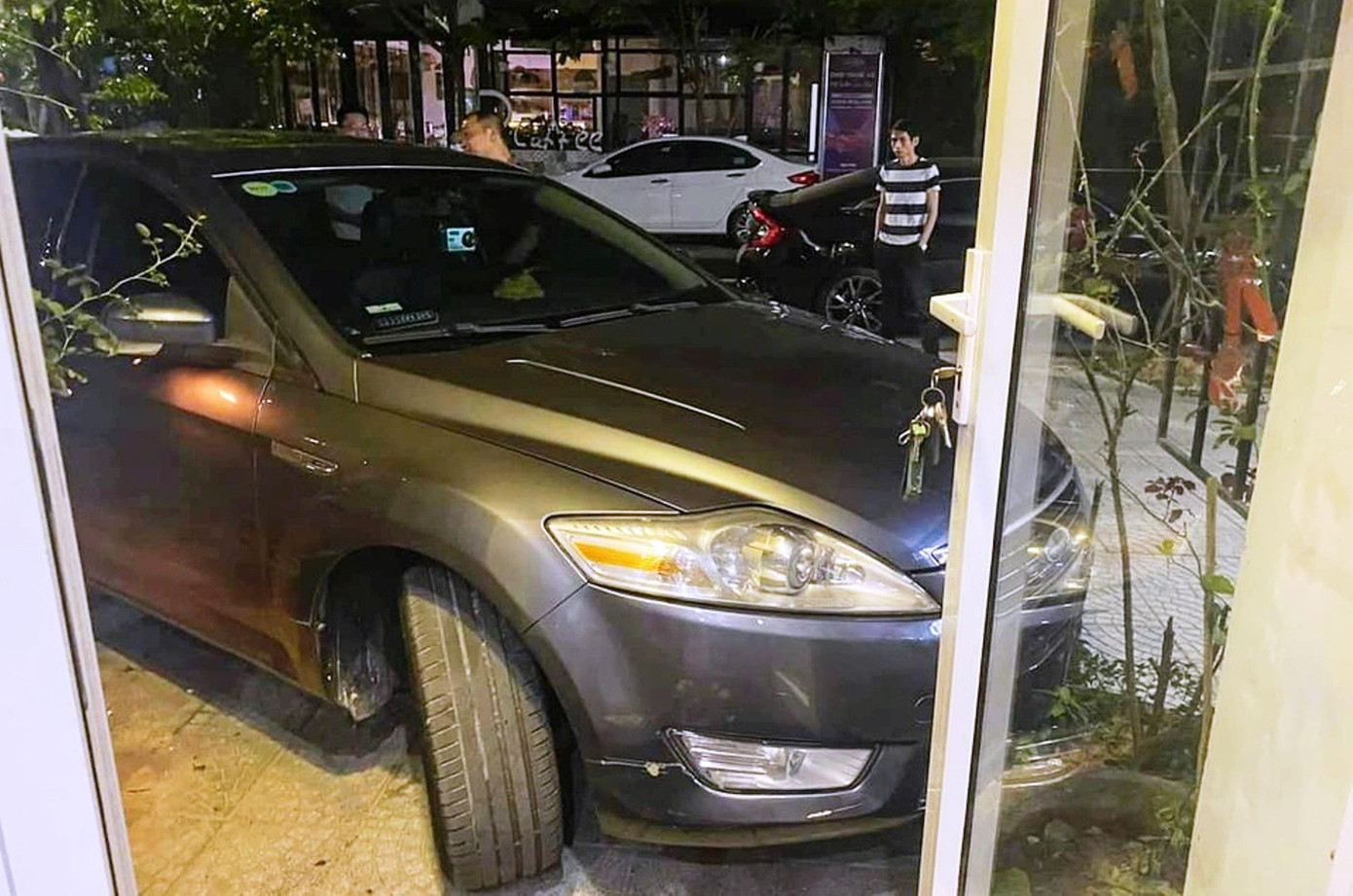 Liên quan việc đỗ xe chặn lối vào và có lời thách thức dân của cán bộ Sở Nội vụ TT-Huế, lãnh đạo Sở này đã có lời thăm hỏi, xin lỗi đến người dân liên quan Liên quan việc đỗ xe chặn lối vào và có lời thách thức dân của cán bộ Sở Nội vụ TT-Huế, lãnh đạo Sở này đã có lời thăm hỏi, xin lỗi đến người dân liên quan