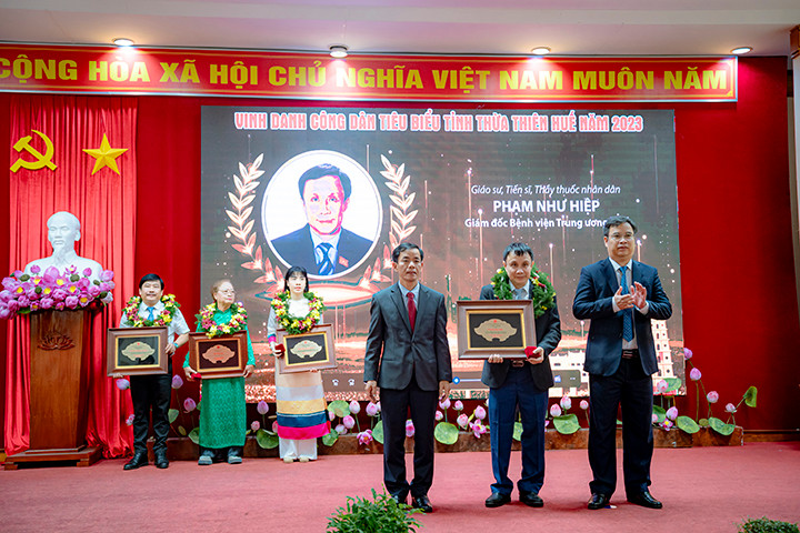 Công dân tiêu biểu được UBND tỉnh TT-Huế vinh danh.