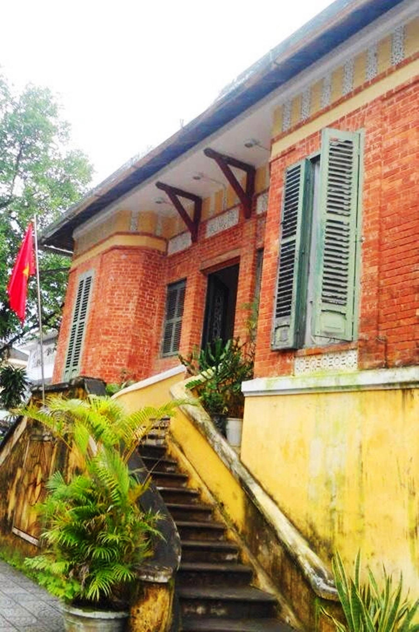 Quyết định di dời để bảo tồn ngôi biệt thự cổ nhận được sự đồng tình của dư luận và giới văn nghệ sĩ Huế, dù ngôi nhà không nằm trong danh sách 27 công trình kiến trúc Pháp tiêu biểu tại Huế cần được đầu tư bảo tồn, tôn tạo, phát huy các giá trị