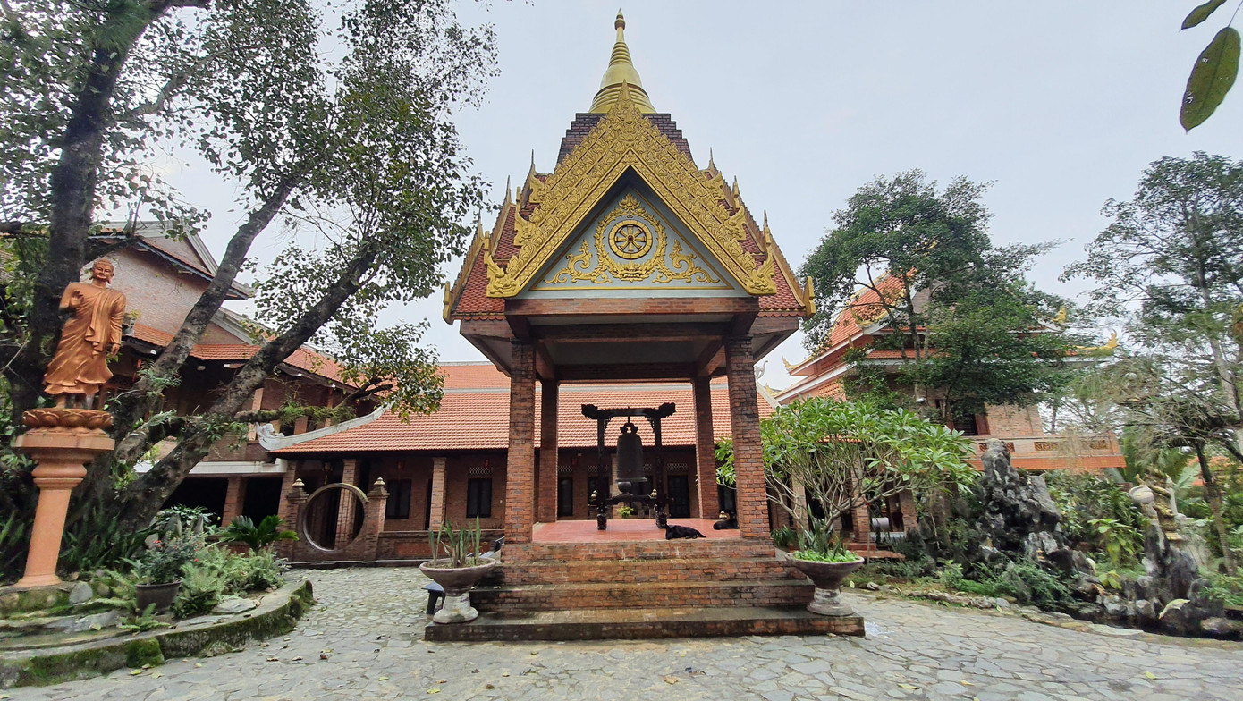 Chùa không chỉ là chốn tâm linh được nhiều người tìm đến chiêm bái, kính ngưỡng, mà còn là điểm check-in đầy ấn tượng bởi ngôi chùa mang lối kiến trúc đậm chất Thái Lan.