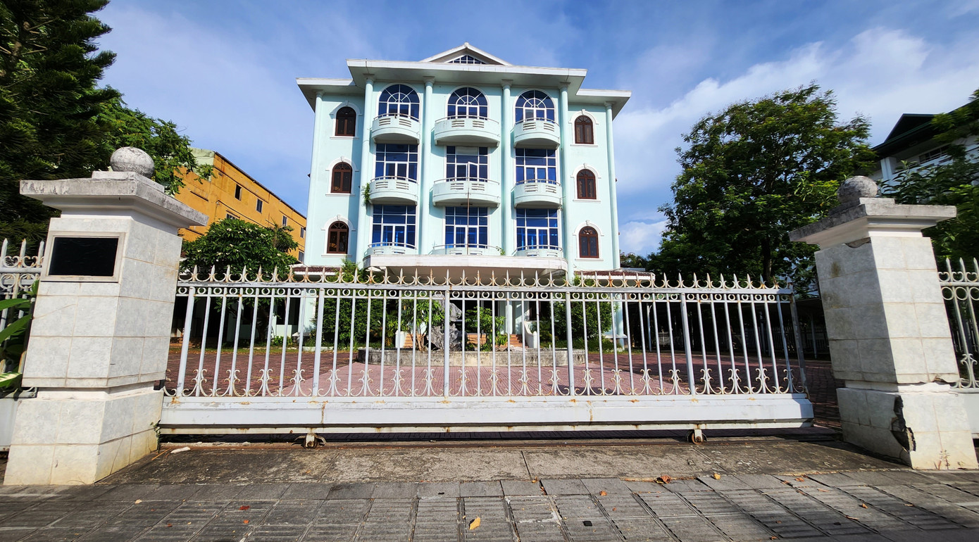 Ông Phương lý giải, do các công trình kiến trúc tại khu "đất vàng" còn giá trị sử dụng nên phải tổ chức bán đấu giá tài sản công theo quy định. Điều này đồng nghĩa, nhà đầu tư sau khi trúng đấu thầu khu “đất vàng” phải trả thêm khoản tiền đấu giá (khoảng 20 tỷ đồng) để sở hữu các công trình trụ sở cũ dọc đường Lê Lợi, nhưng không sử dụng được mà đập bỏ để giải phóng mặt bằng phục vụ việc xây dựng tổ hợp khu thương mại, khách sạn cao cấp. Thực tế đó đang gây khó khăn về kêu gọi đầu tư, khiến loạt công sở cũ bị bỏ hoang kéo dài và lãng phí.