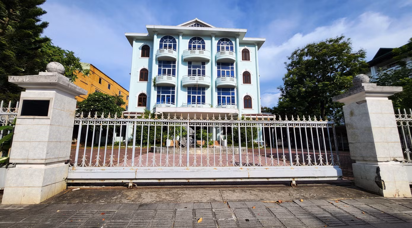Ông Phương lý giải, do các công trình kiến trúc tại khu "đất vàng" còn giá trị sử dụng nên phải tổ chức bán đấu giá tài sản công theo quy định. Điều này đồng nghĩa, nhà đầu tư sau khi trúng đấu thầu khu “đất vàng” phải trả thêm khoản tiền đấu giá (khoảng 20 tỷ đồng) để sở hữu các công trình trụ sở cũ dọc đường Lê Lợi, nhưng không sử dụng được mà đập bỏ để giải phóng mặt bằng phục vụ việc xây dựng tổ hợp khu thương mại, khách sạn cao cấp. Thực tế đó đang gây khó khăn về kêu gọi đầu tư, khiến loạt công sở cũ bị bỏ hoang kéo dài và lãng phí.