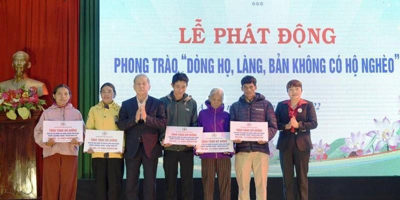 Phó Bí thư Tỉnh ủy TT-Huế Phan Ngọc Thọ cùng đại diện Hội Chữ Thập đỏ tỉnh trao tượng trưng 5 con bò giống cho 5 hộ nghèo tại huyện miền núi A Lưới. Ảnh: C.H