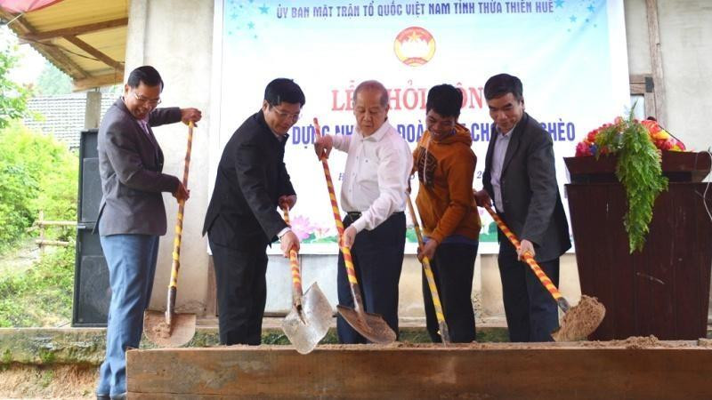 Khởi công nhà "Đại đoàn kết" cho hộ nghèo tại thôn Đút 2, xã Hồng Kim (huyện A Lưới). Ảnh: C.H