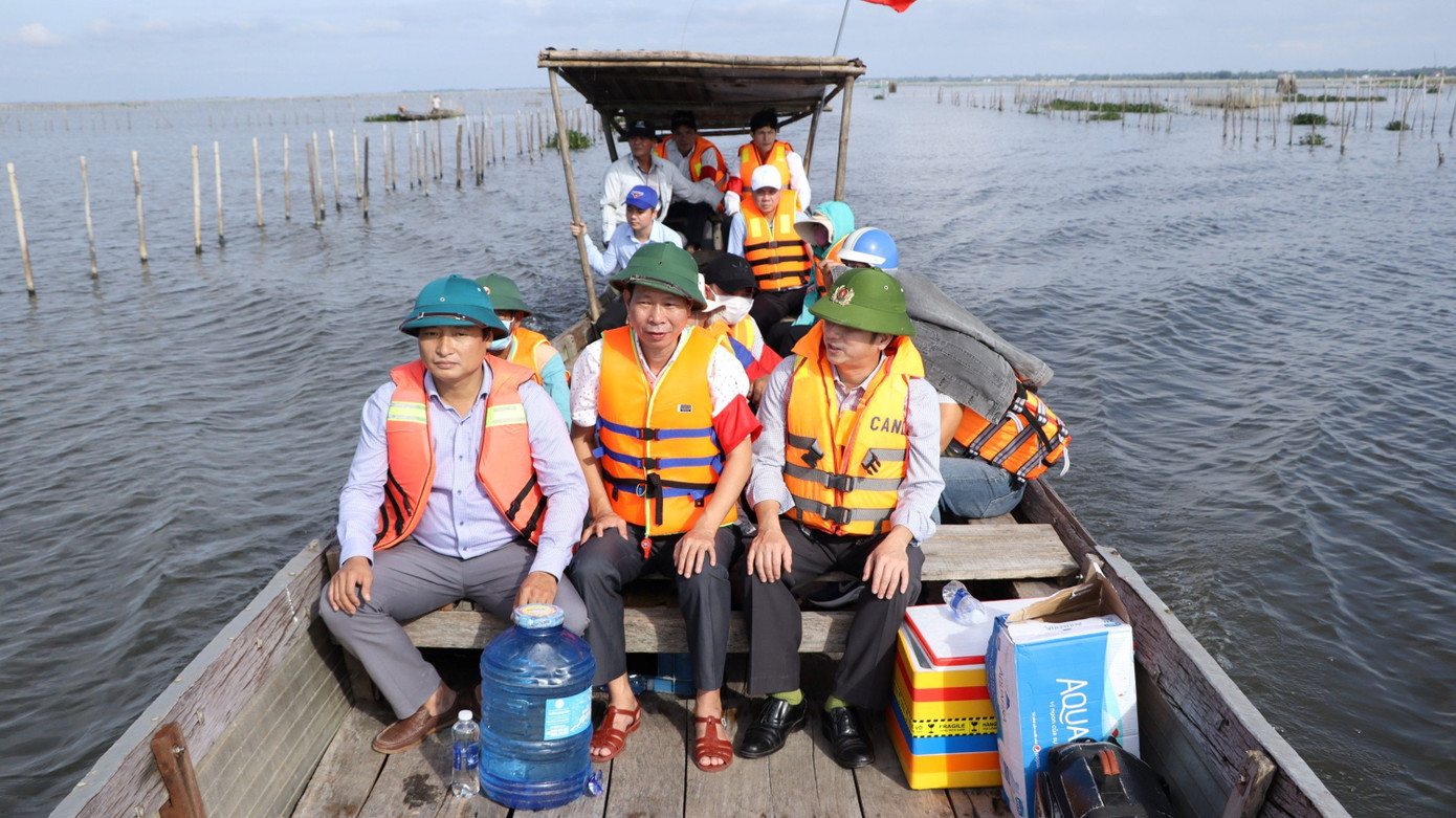 Trước thực trạng đó, để từng bước “giải vây” mặt nước đầm phá, mới đây, UBND huyện Phú Vang, UBND xã Vinh Hà và các cơ quan chức năng của huyện đã trực tiếp xử lý các trường hợp vi phạm và vận động ngư dân dừng khai thác thủy sản theo hình thức vây lưới tự phát.