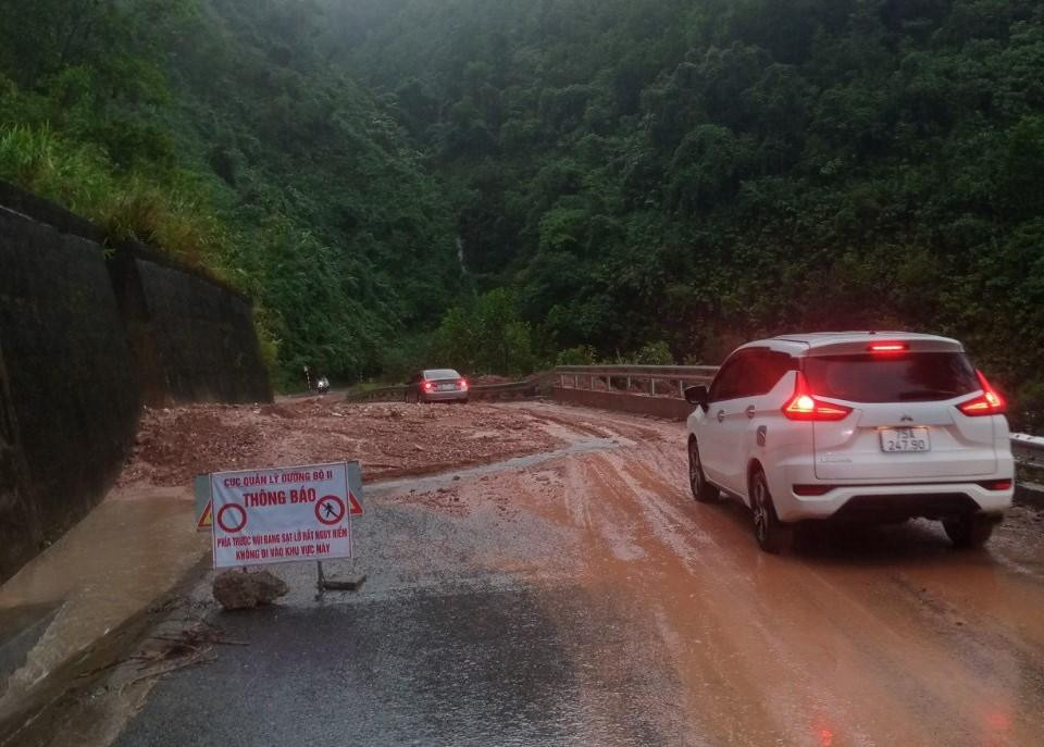 Sạt lở đất gây khó khăn cho giao thông đi lại tại TT-Huế. Ảnh: baothuathienhue Sạt lở đất gây khó khăn cho giao thông đi lại tại TT-Huế. Ảnh: baothuathienhue