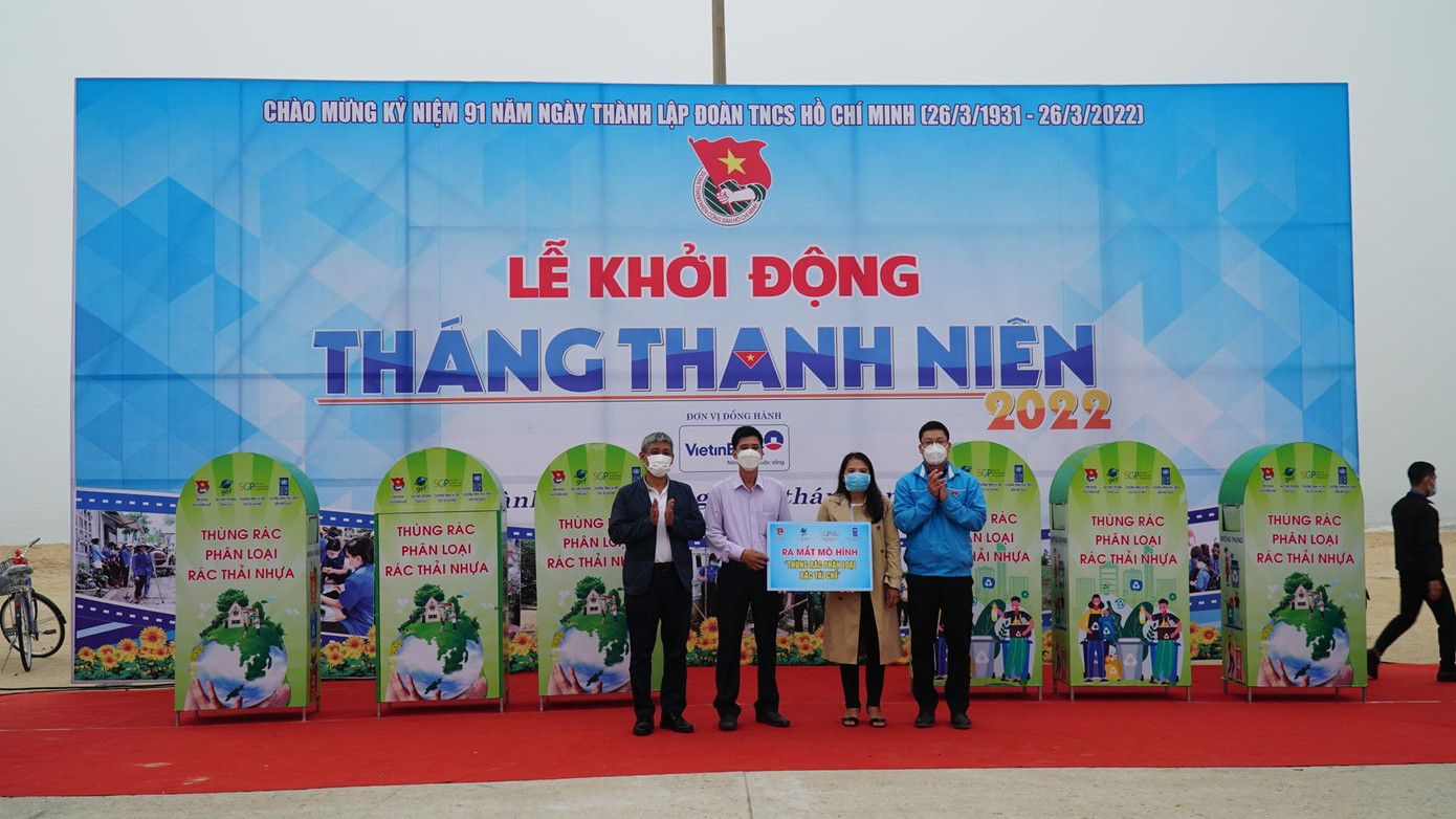 Ra mắt đội hình thu gom rác trên đội thuyền dã cào và mô hình “thùng rác phân loại tái chế” phường Thuận An, TP Huế Ra mắt đội hình thu gom rác trên đội thuyền dã cào và mô hình “thùng rác phân loại tái chế” phường Thuận An, TP Huế