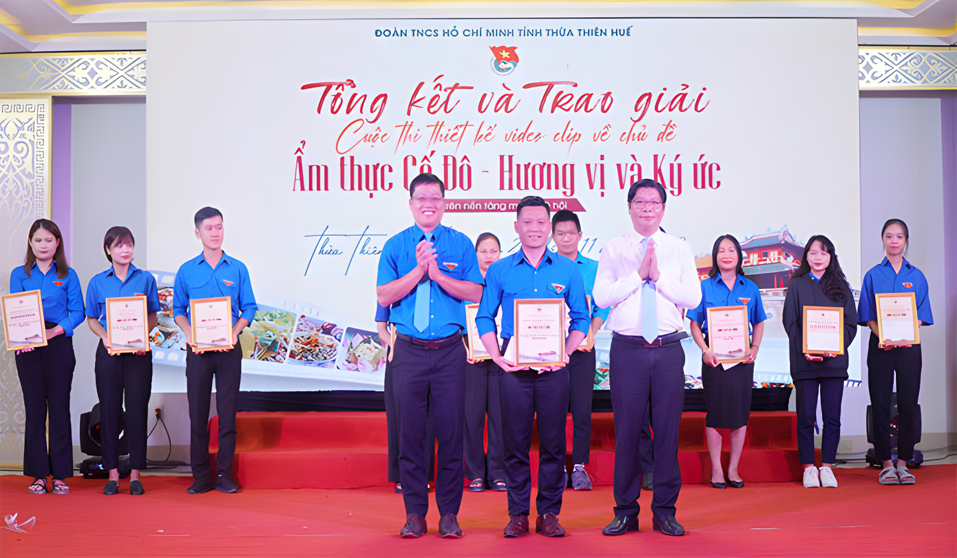 Trao giải nhất cuộc thi thiết kế video clip về chủ đề “Ẩm thực Cố đô - Hương vị và ký ức” trên nền tảng xã hội cho Đoàn xã Hồng Thượng, huyện A Lưới. Trao giải nhất cuộc thi thiết kế video clip về chủ đề “Ẩm thực Cố đô - Hương vị và ký ức” trên nền tảng xã hội cho Đoàn xã Hồng Thượng, huyện A Lưới.