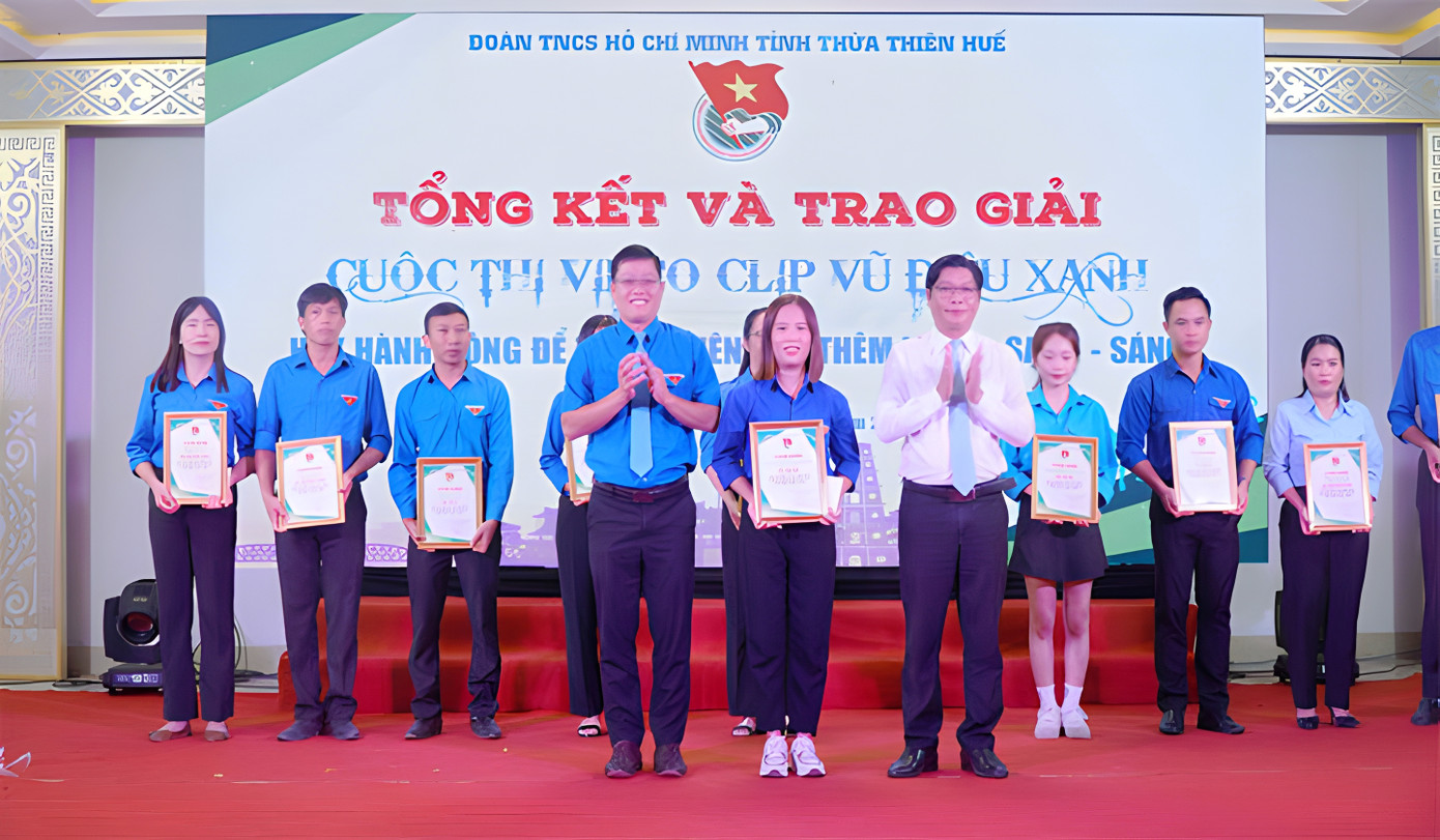 Trao giải nhất cuộc thi video, clip "Vũ điệu xanh" hãy hành động để TT-Huế thêm “xanh - sạch - sáng” cho Đoàn xã Quảng Công, huyện Quảng Điền. Trao giải nhất cuộc thi video, clip "Vũ điệu xanh" hãy hành động để TT-Huế thêm “xanh - sạch - sáng” cho Đoàn xã Quảng Công, huyện Quảng Điền.