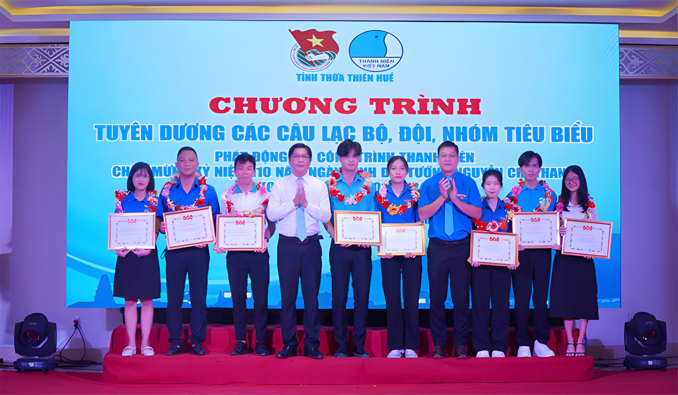 Tuyên dương CLB, tổ, đội, nhóm tiêu biểu. Tuyên dương CLB, tổ, đội, nhóm tiêu biểu.