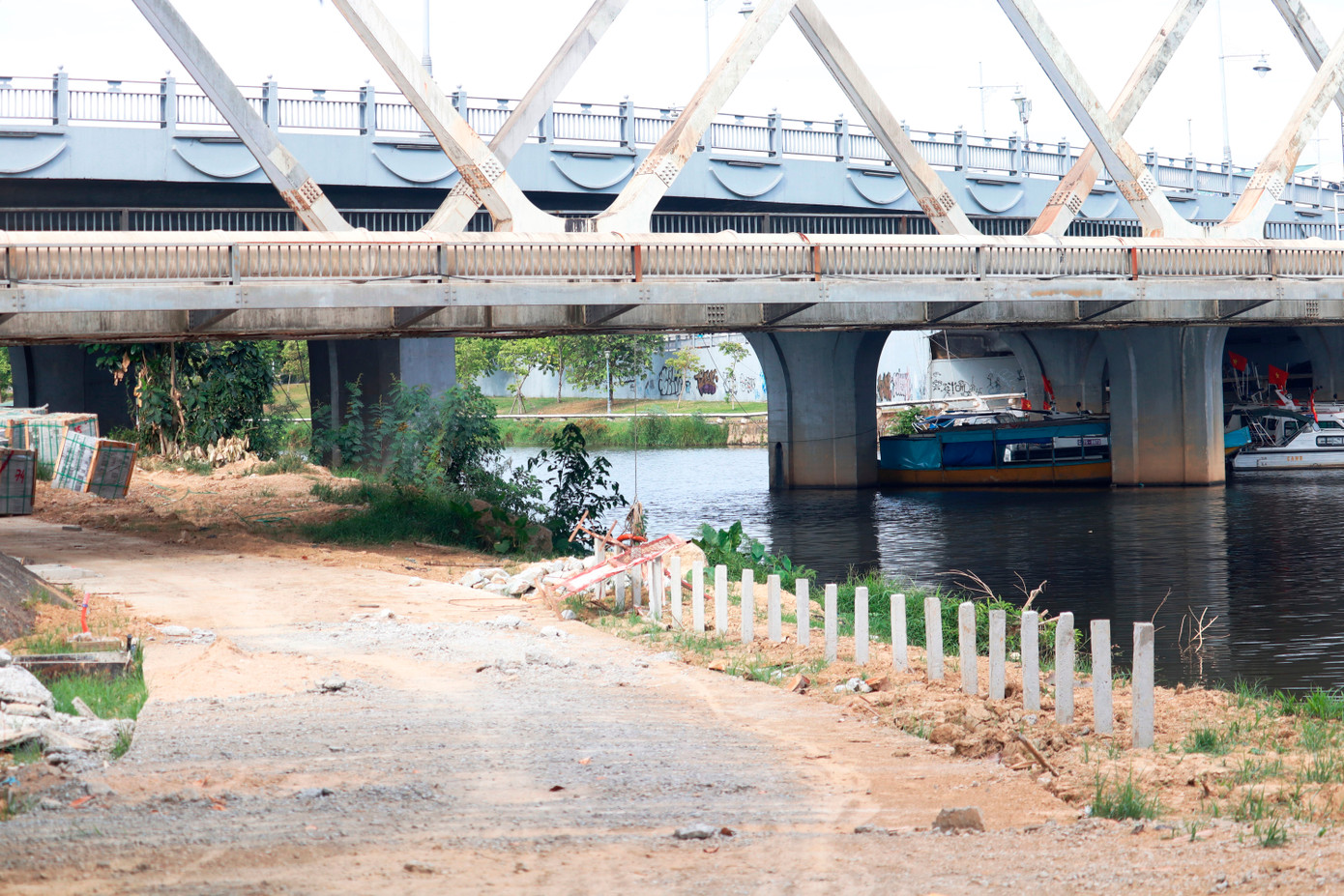 Hai tuyến đường dạo này có những đoạn ngắn phải chạy phía dưới tĩnh không tuyến đường bộ và đường sắt vượt sông Hương. Hai tuyến đường dạo này có những đoạn ngắn phải chạy phía dưới tĩnh không tuyến đường bộ và đường sắt vượt sông Hương.