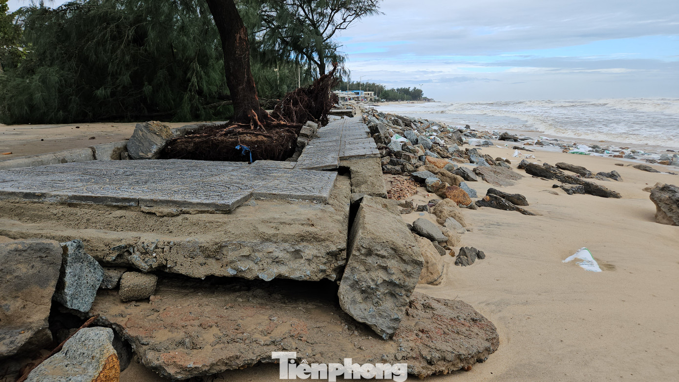 Kè biển tại khu bãi tắm Phú Thuận bị sóng phá nát. Nước biển dâng cao, tràn vào khu dân cư buộc chính quyền xã Phú Thuận di dời khẩn cấp hơn 12 hộ dân đến nơi an toàn.