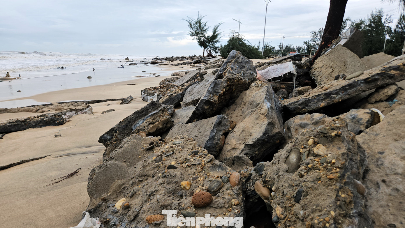 Kè biển tại khu bãi tắm Phú Thuận bị sóng phá nát. Nước biển dâng cao, tràn vào khu dân cư buộc chính quyền xã Phú Thuận di dời khẩn cấp hơn 12 hộ dân đến nơi an toàn.